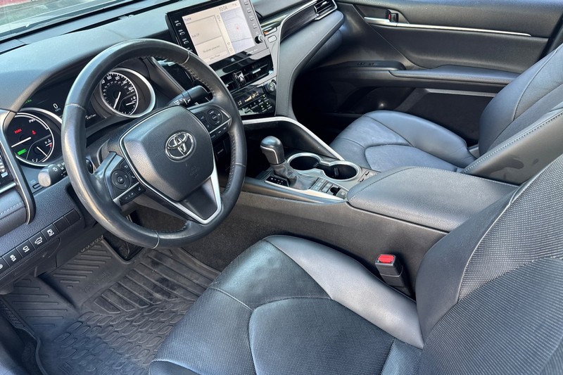 Toyota Camry Vehicle Full-screen Gallery Image 10