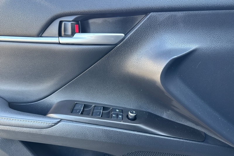 Toyota Camry Vehicle Full-screen Gallery Image 11