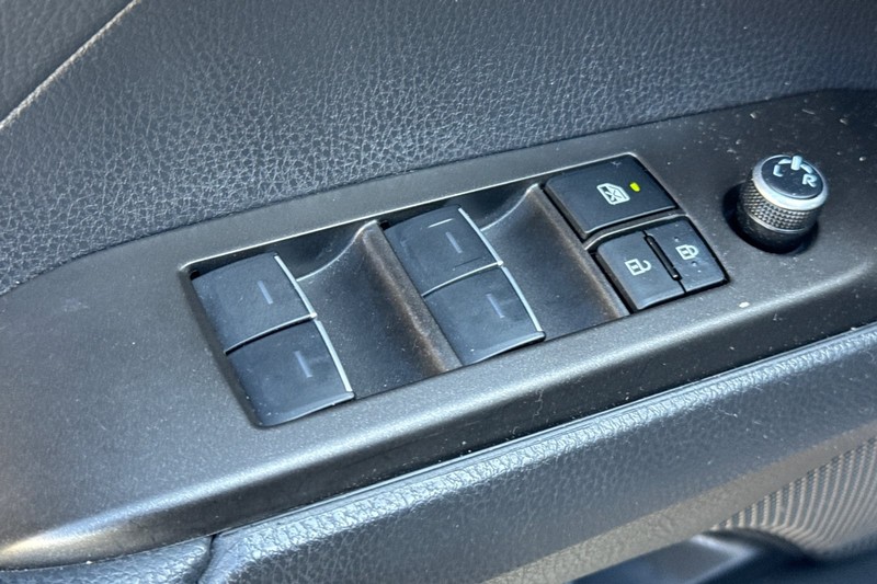 Toyota Camry Vehicle Full-screen Gallery Image 12