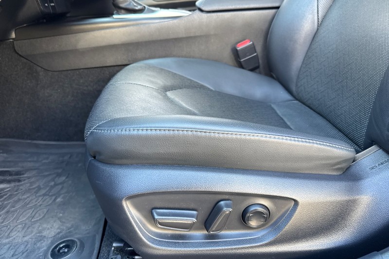 Toyota Camry Vehicle Full-screen Gallery Image 13