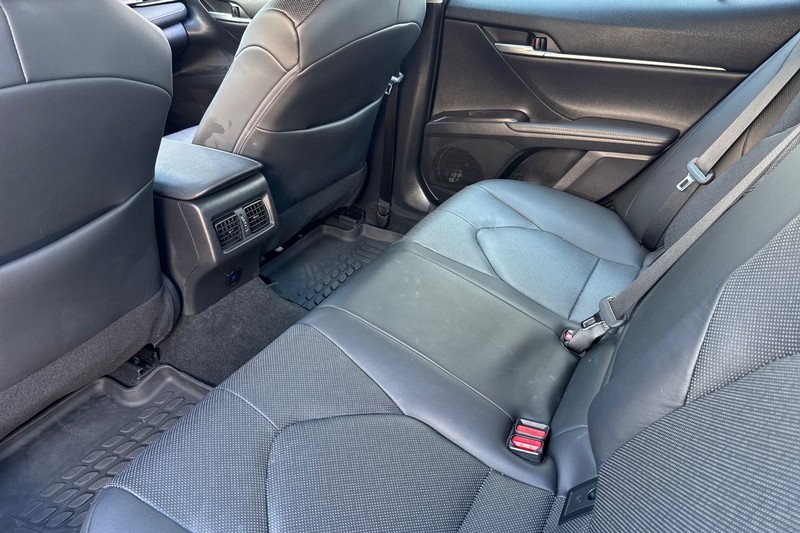 Toyota Camry Vehicle Full-screen Gallery Image 14