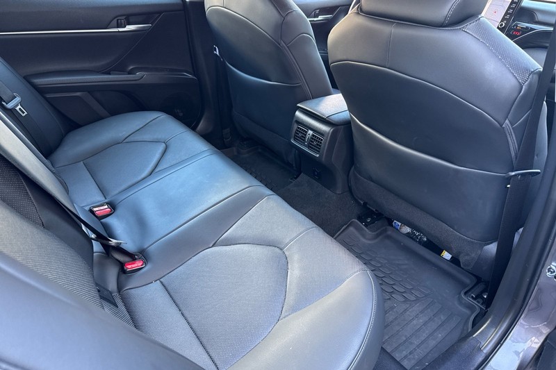 Toyota Camry Vehicle Full-screen Gallery Image 17