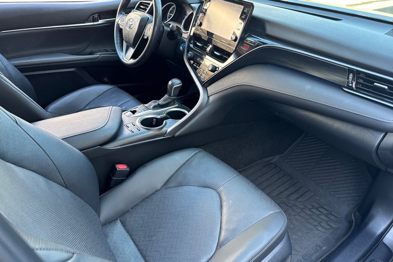 Toyota Camry Vehicle Full-screen Gallery Image 18