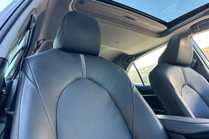 Toyota Camry Vehicle Full-screen Gallery Image 19