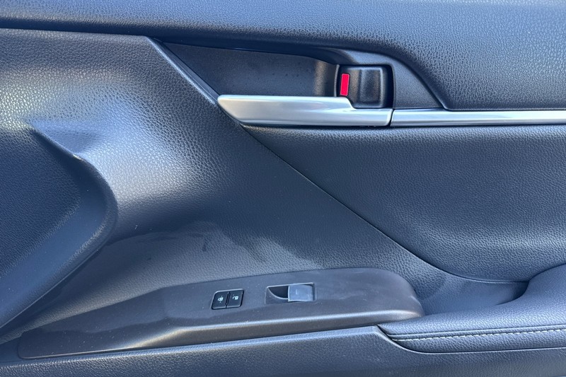 Toyota Camry Vehicle Full-screen Gallery Image 20