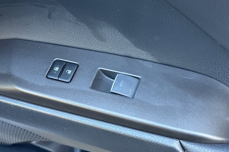 Toyota Camry Vehicle Full-screen Gallery Image 21