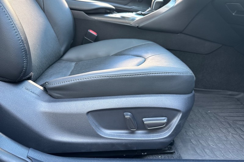 Toyota Camry Vehicle Full-screen Gallery Image 22