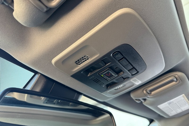 Toyota Camry Vehicle Full-screen Gallery Image 23