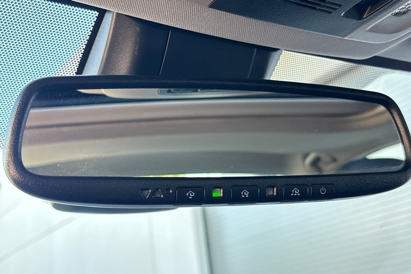 Toyota Camry Vehicle Full-screen Gallery Image 24
