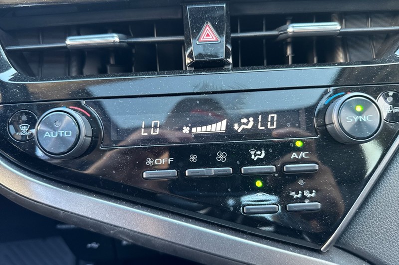 Toyota Camry Vehicle Full-screen Gallery Image 26