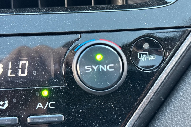 Toyota Camry Vehicle Full-screen Gallery Image 28