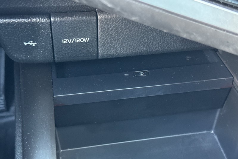 Toyota Camry Vehicle Full-screen Gallery Image 29
