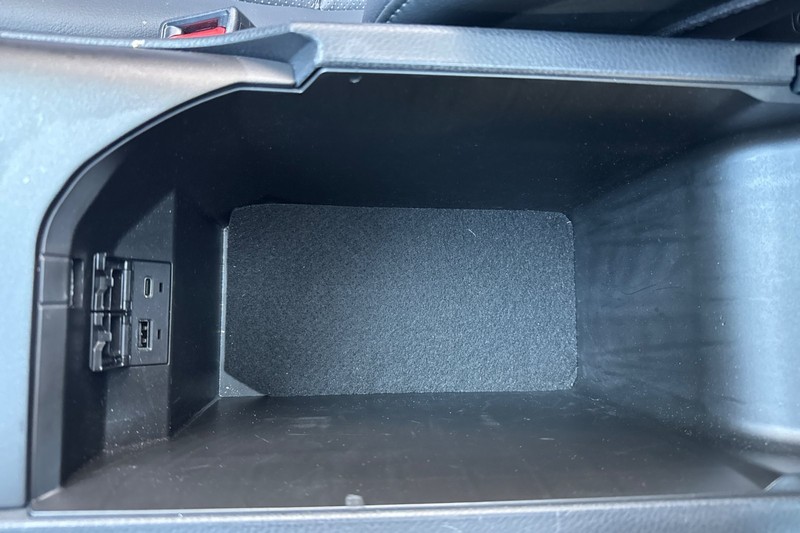 Toyota Camry Vehicle Full-screen Gallery Image 30