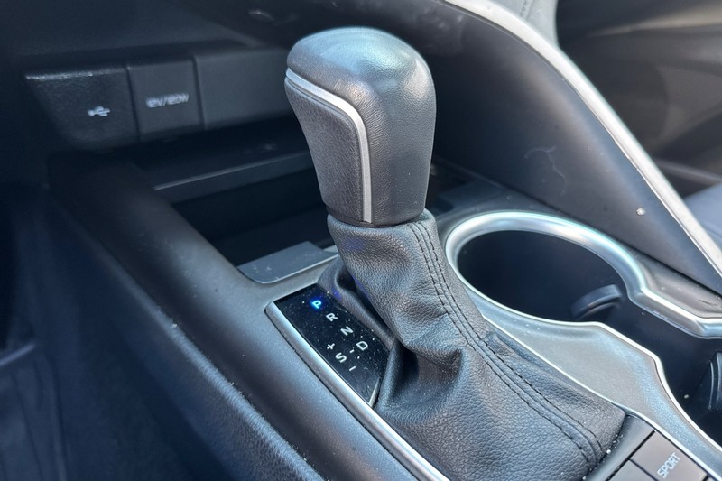 Toyota Camry Vehicle Full-screen Gallery Image 31