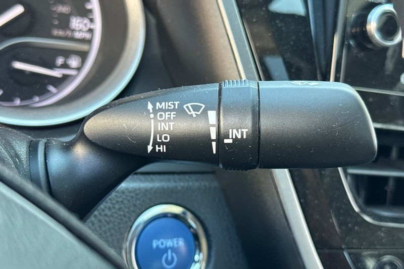 Toyota Camry Vehicle Full-screen Gallery Image 37