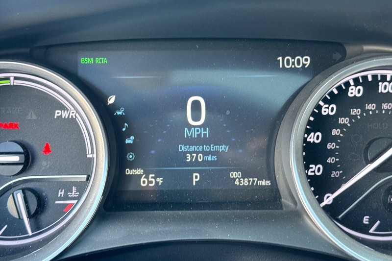 Toyota Camry Vehicle Full-screen Gallery Image 38