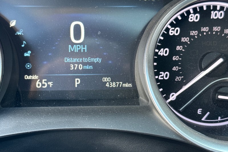 Toyota Camry Vehicle Full-screen Gallery Image 39