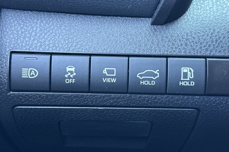Toyota Camry Vehicle Full-screen Gallery Image 40