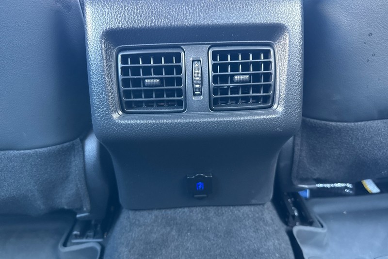 Toyota Camry Vehicle Full-screen Gallery Image 41