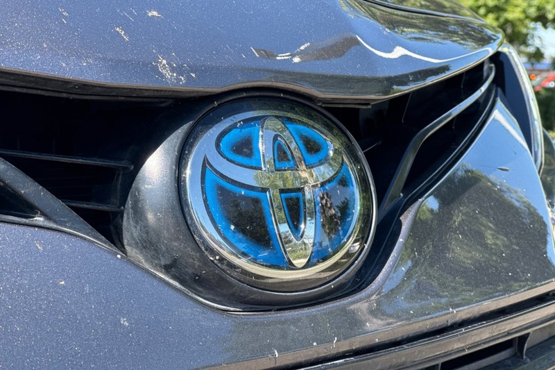 Toyota Camry Vehicle Full-screen Gallery Image 45