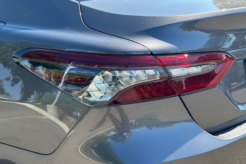 Toyota Camry Vehicle Full-screen Gallery Image 46