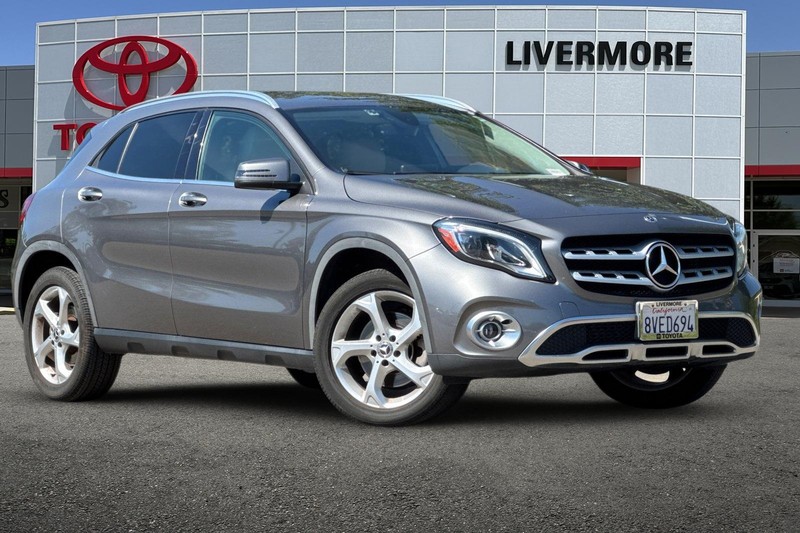 Mercedes-Benz GLA Vehicle Full-screen Gallery Image 02