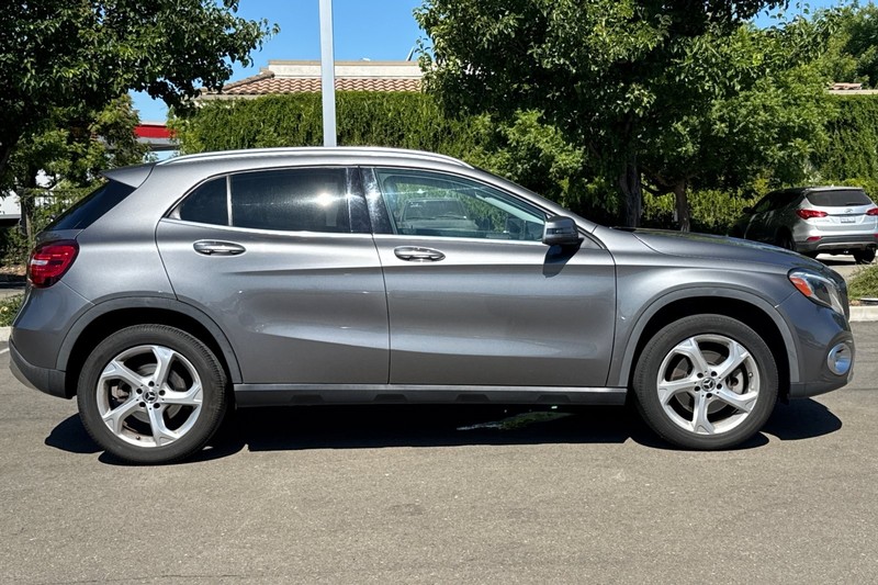 Mercedes-Benz GLA Vehicle Full-screen Gallery Image 03