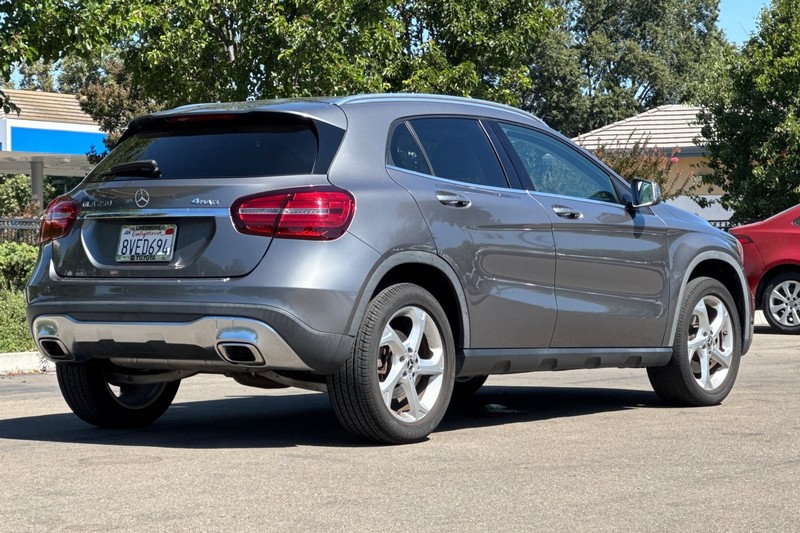 Mercedes-Benz GLA Vehicle Full-screen Gallery Image 04