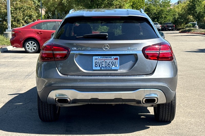 Mercedes-Benz GLA Vehicle Full-screen Gallery Image 05