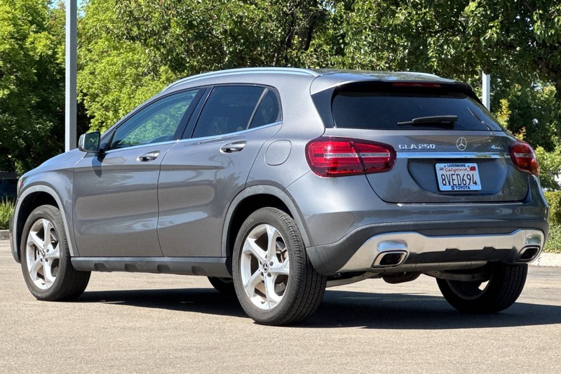 Mercedes-Benz GLA Vehicle Full-screen Gallery Image 06