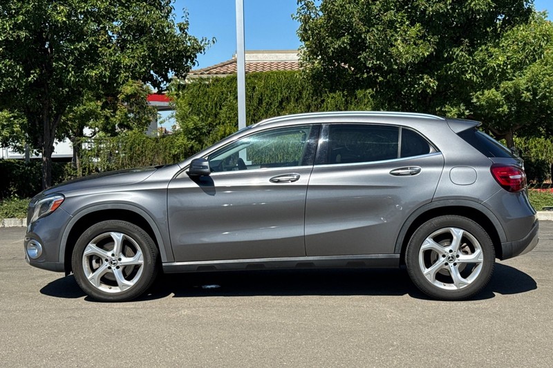 Mercedes-Benz GLA Vehicle Full-screen Gallery Image 07