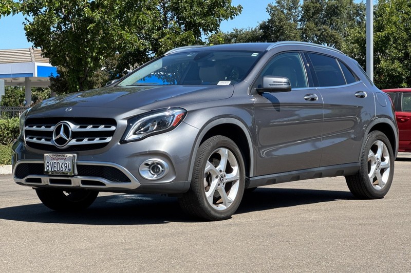 Mercedes-Benz GLA Vehicle Full-screen Gallery Image 08