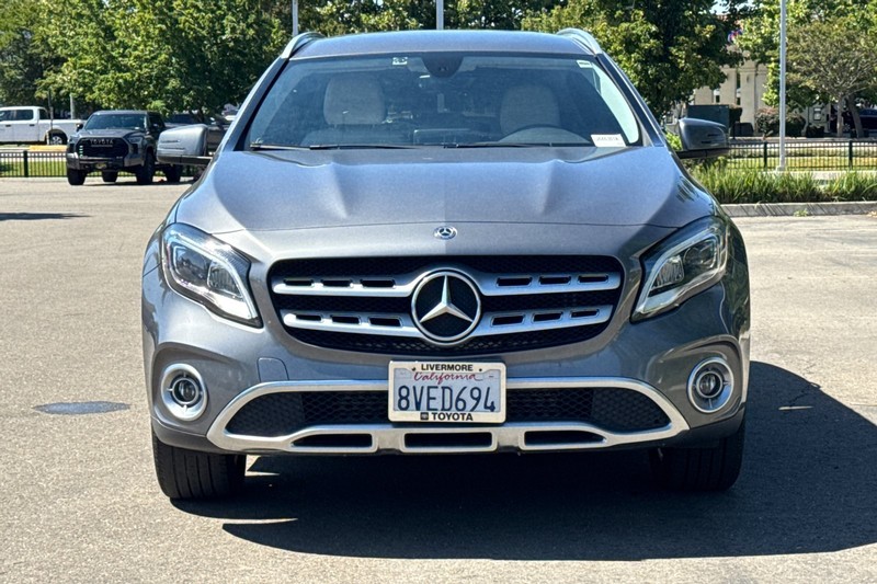 Mercedes-Benz GLA Vehicle Full-screen Gallery Image 09