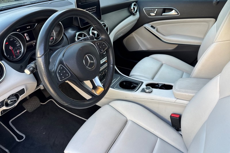 Mercedes-Benz GLA Vehicle Full-screen Gallery Image 10