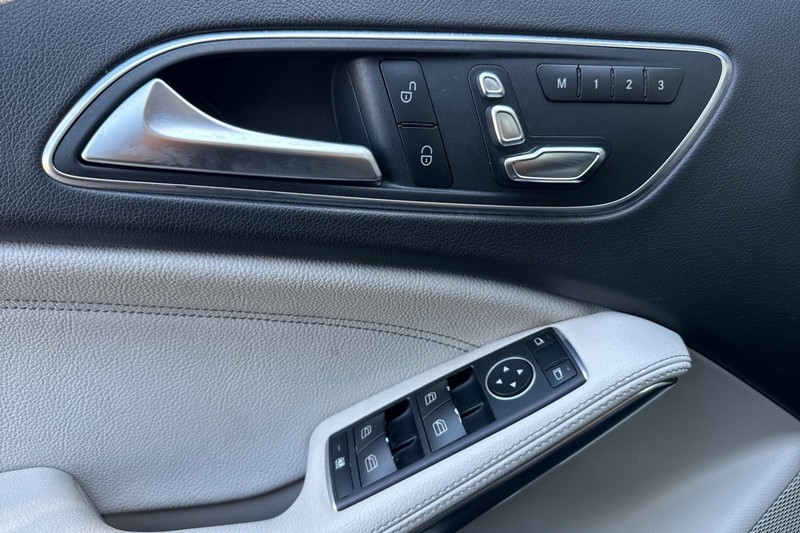 Mercedes-Benz GLA Vehicle Full-screen Gallery Image 11
