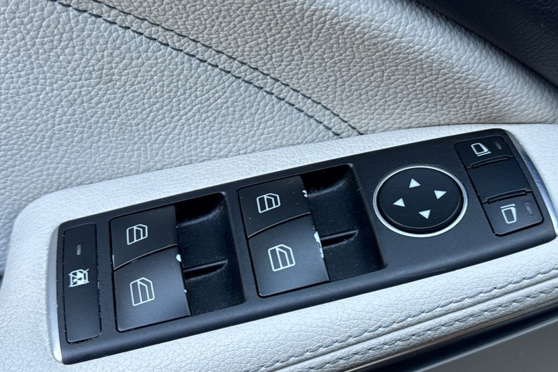 Mercedes-Benz GLA Vehicle Full-screen Gallery Image 12