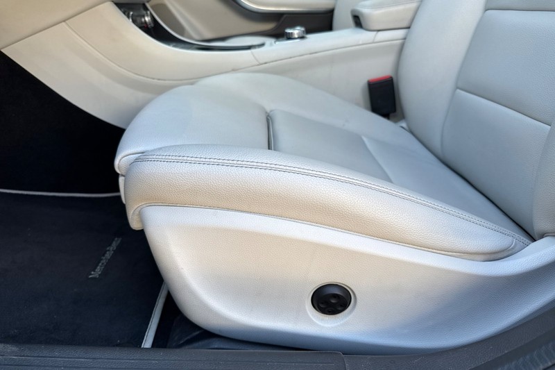 Mercedes-Benz GLA Vehicle Full-screen Gallery Image 13