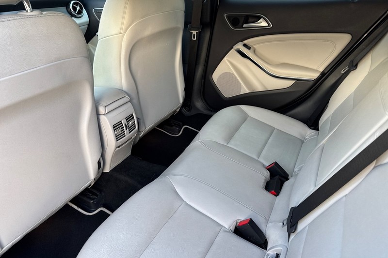 Mercedes-Benz GLA Vehicle Full-screen Gallery Image 14