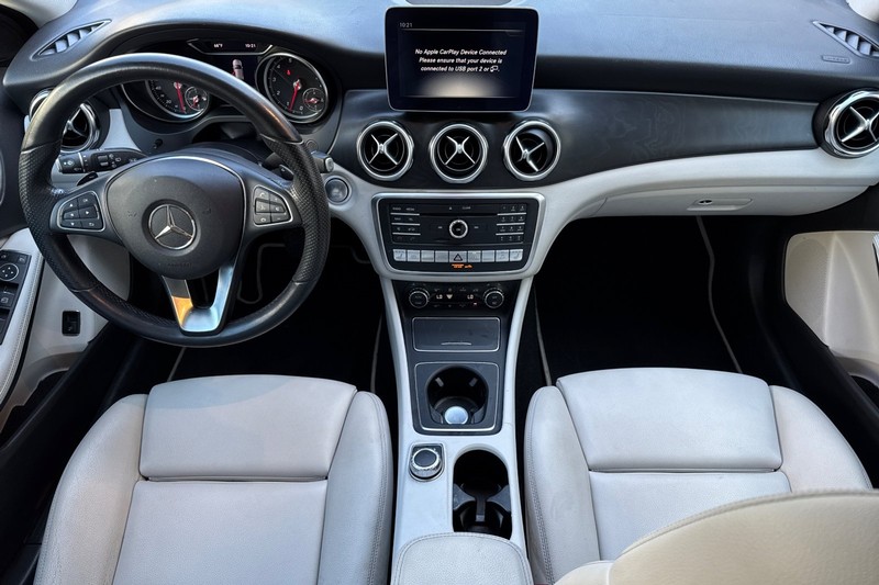 Mercedes-Benz GLA Vehicle Full-screen Gallery Image 15