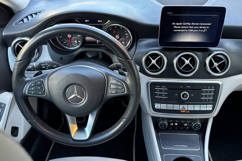 Mercedes-Benz GLA Vehicle Full-screen Gallery Image 16