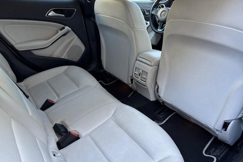 Mercedes-Benz GLA Vehicle Full-screen Gallery Image 18