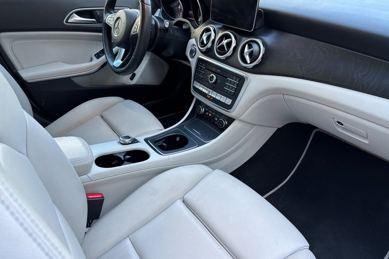 Mercedes-Benz GLA Vehicle Full-screen Gallery Image 19