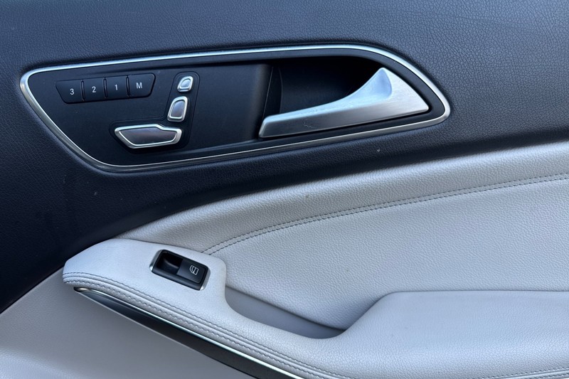 Mercedes-Benz GLA Vehicle Full-screen Gallery Image 21