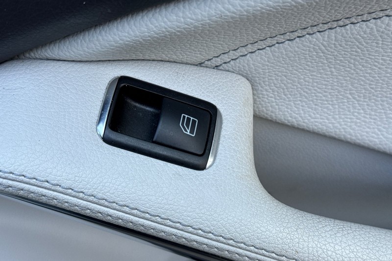 Mercedes-Benz GLA Vehicle Full-screen Gallery Image 22