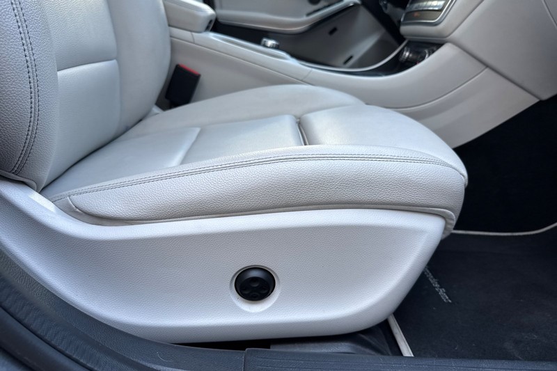 Mercedes-Benz GLA Vehicle Full-screen Gallery Image 23