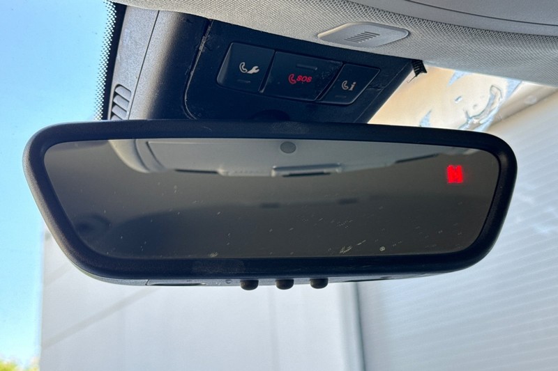 Mercedes-Benz GLA Vehicle Full-screen Gallery Image 25