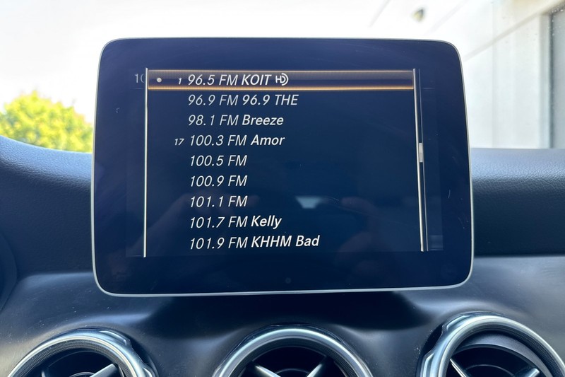 Mercedes-Benz GLA Vehicle Full-screen Gallery Image 26