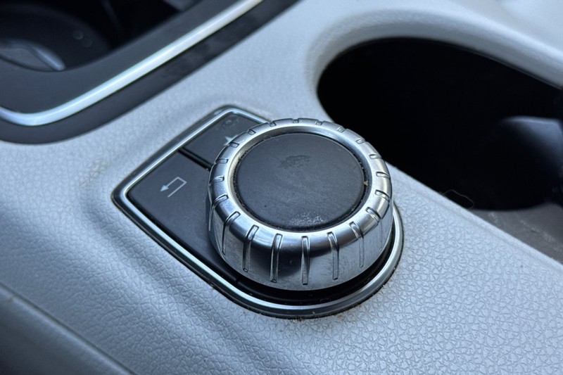 Mercedes-Benz GLA Vehicle Full-screen Gallery Image 31