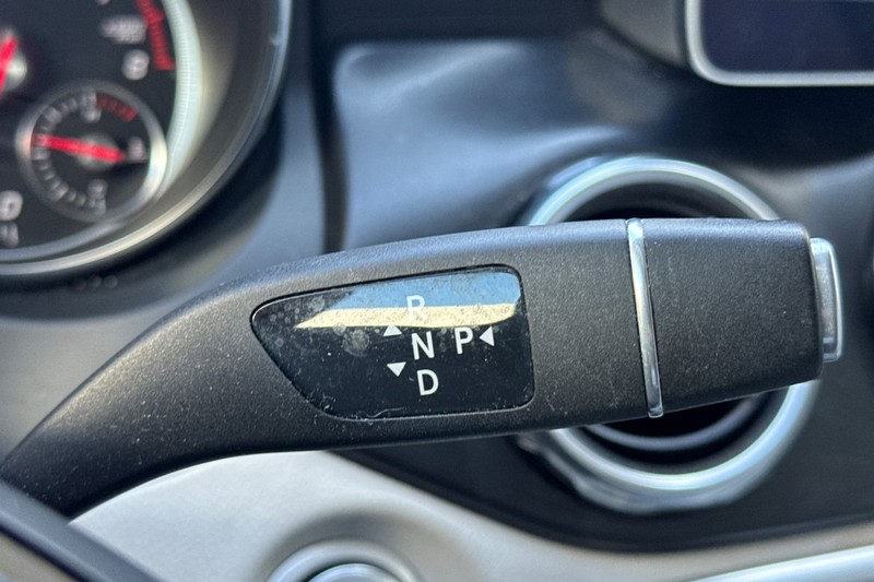 Mercedes-Benz GLA Vehicle Full-screen Gallery Image 33