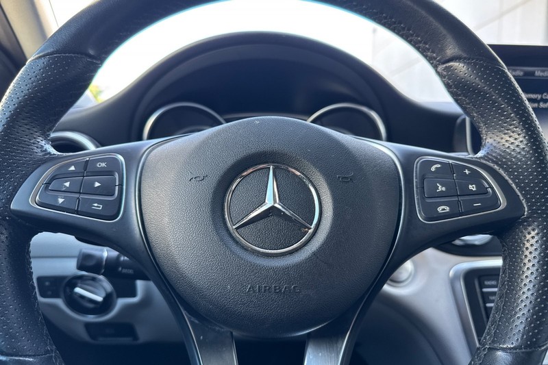 Mercedes-Benz GLA Vehicle Full-screen Gallery Image 35